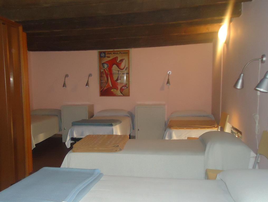 Protezione Della Giovane - Female Hostel Verona Room photo